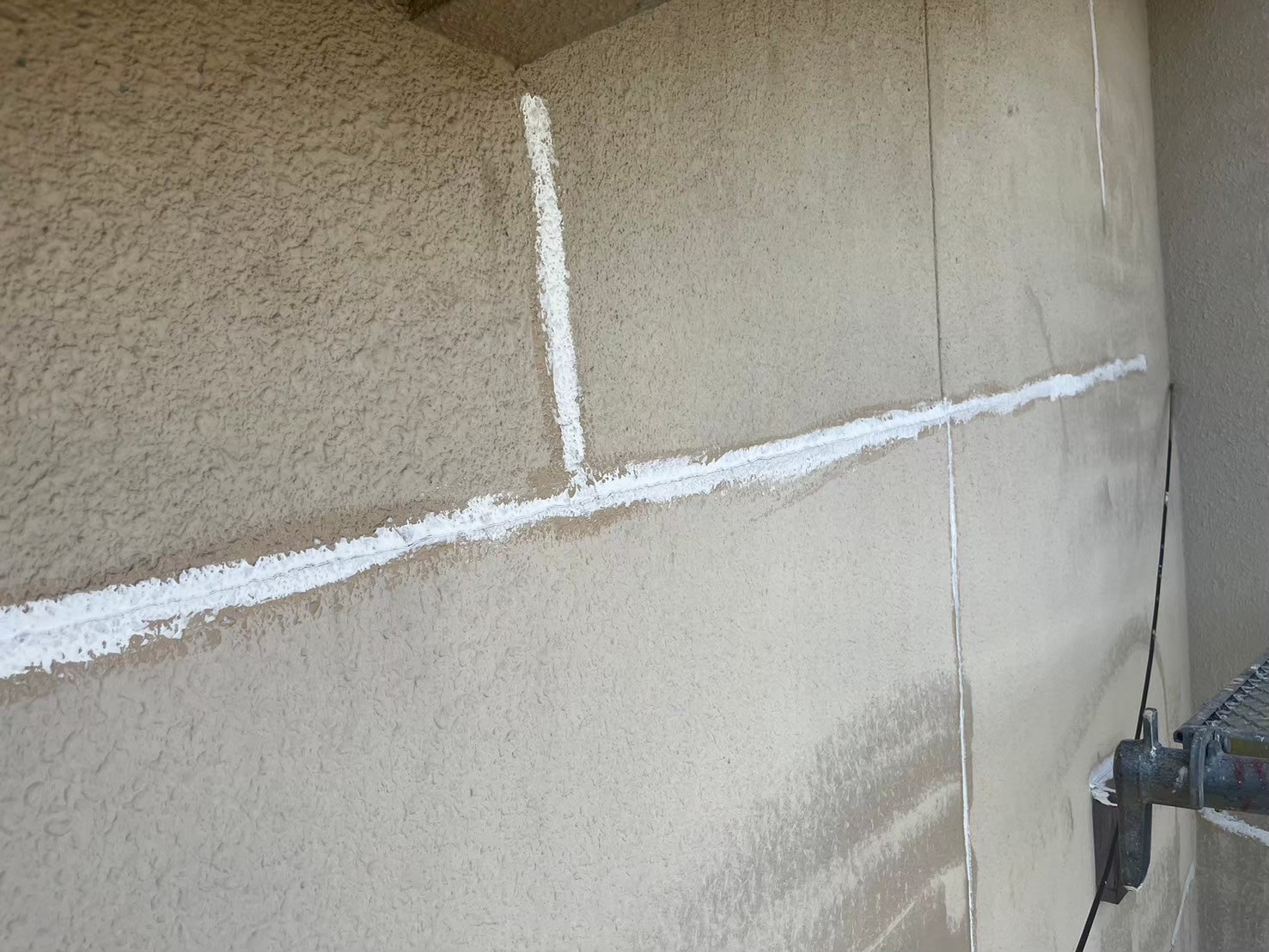 下塗り(プライマー)を塗布後シーリングを行いました。