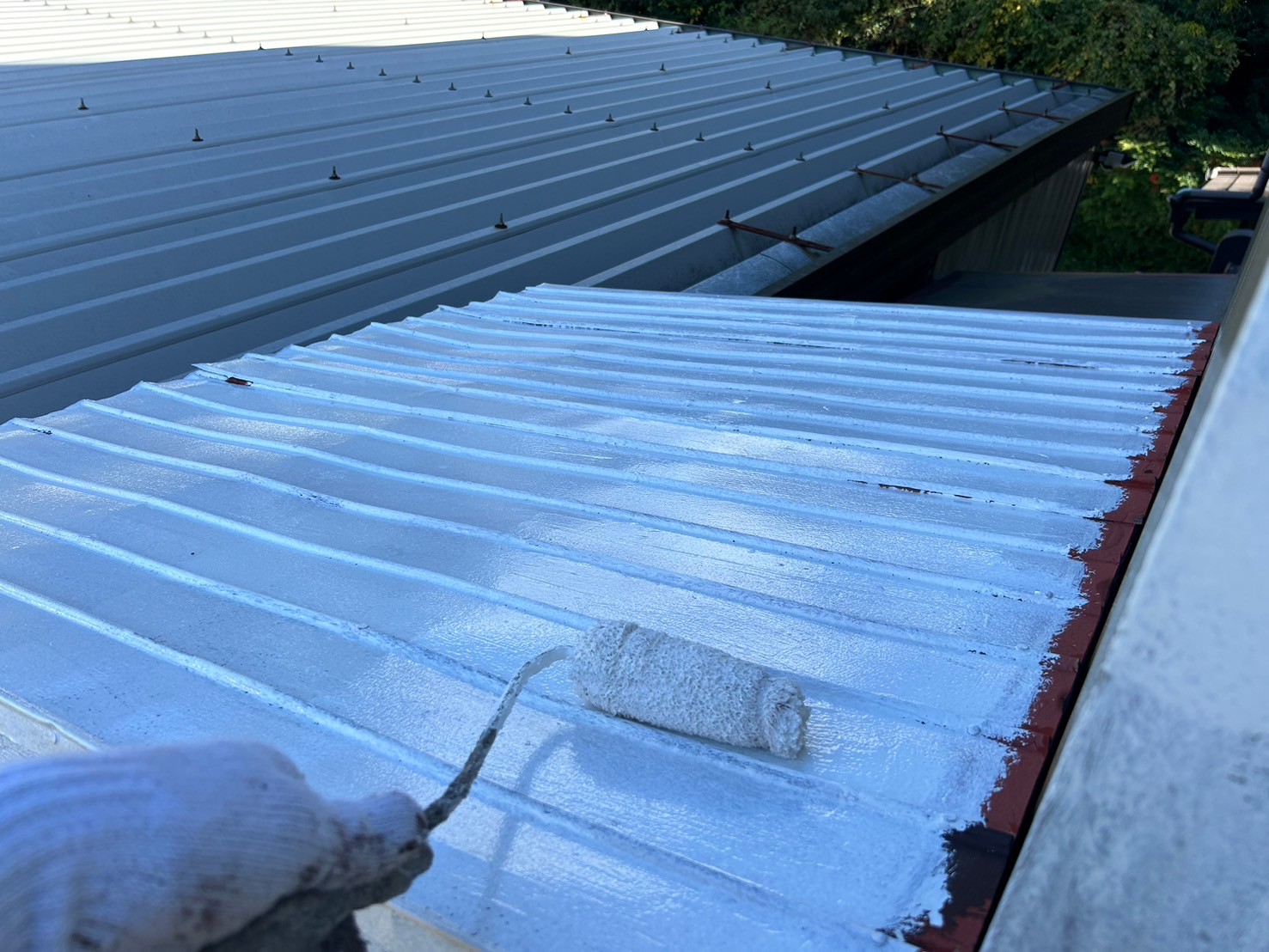 ケレン作業後に下塗り(サビ止め)を行いました。