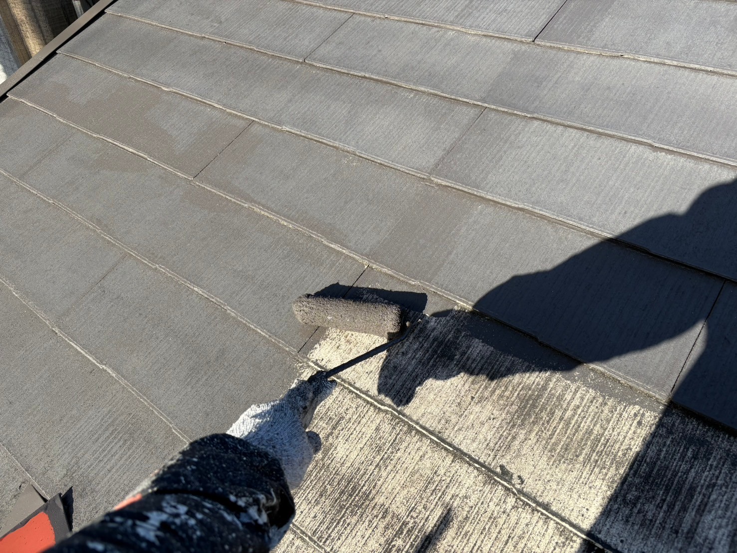 【屋根】プライマー塗装後、中塗り作業をしています。