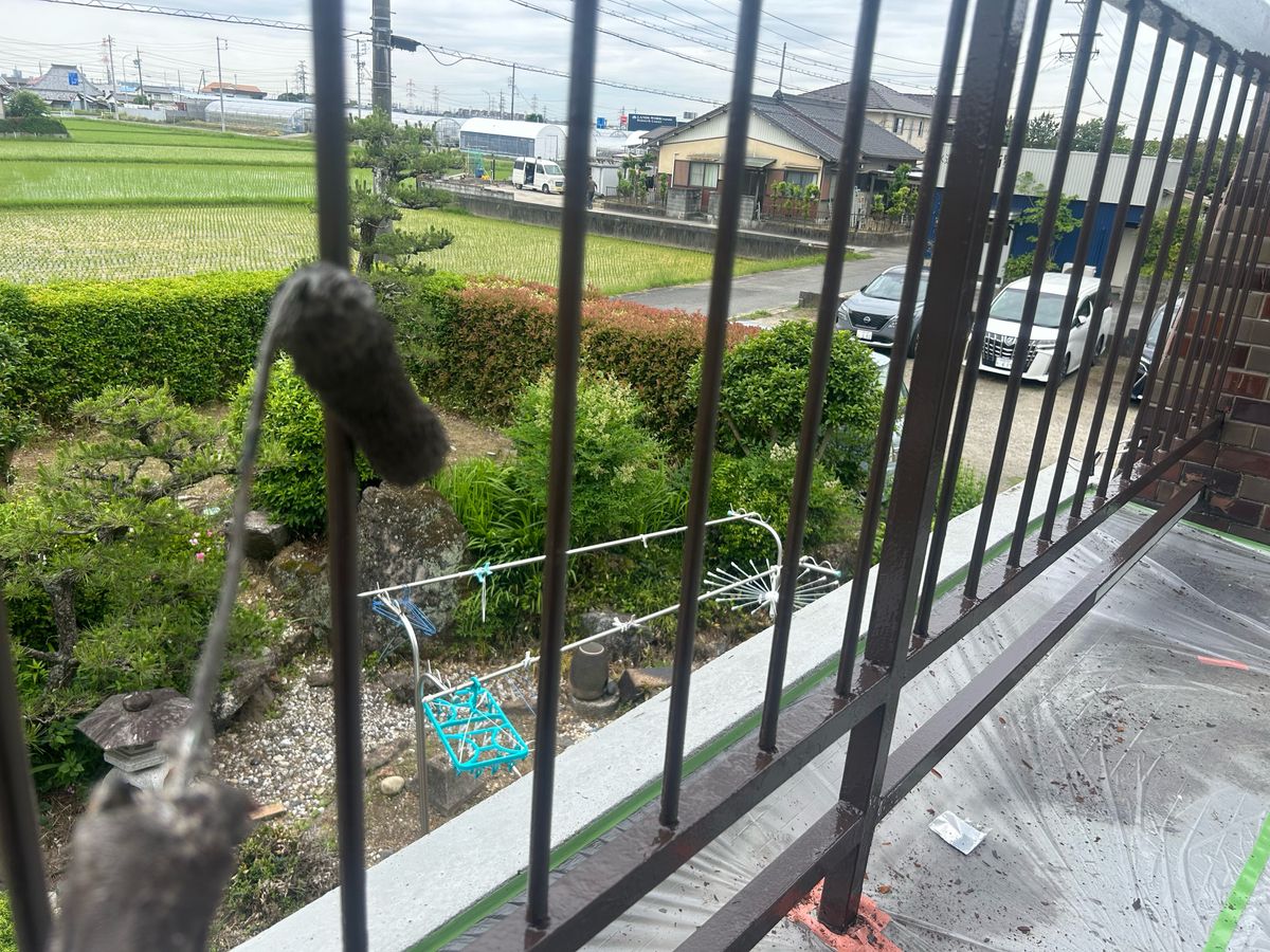 【手摺】上塗りを塗っています。