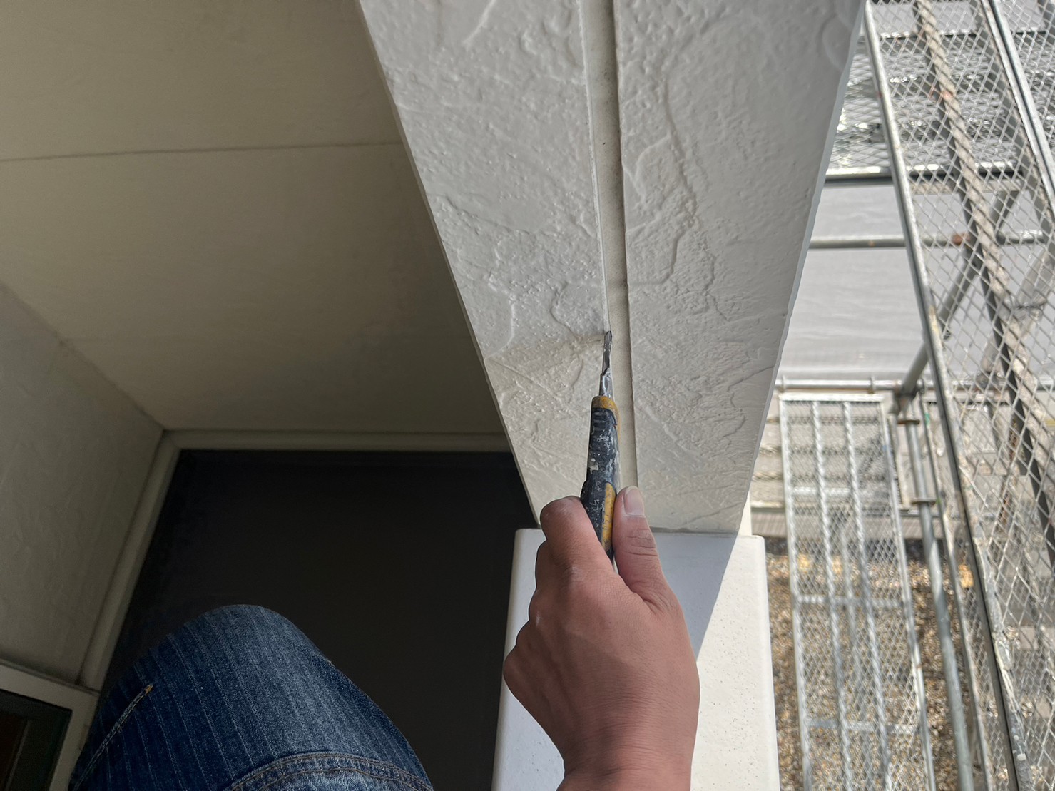 【コーキング施工前】クラック(ひび割れ)が発生