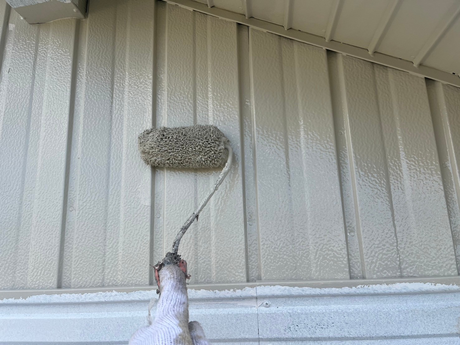 中塗り作業後、上塗りを塗装しています。