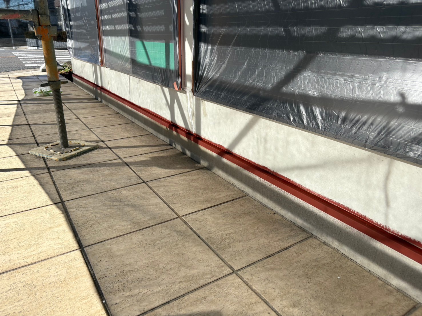 ケレン作業後に下塗り(サビ止め)を行いました。