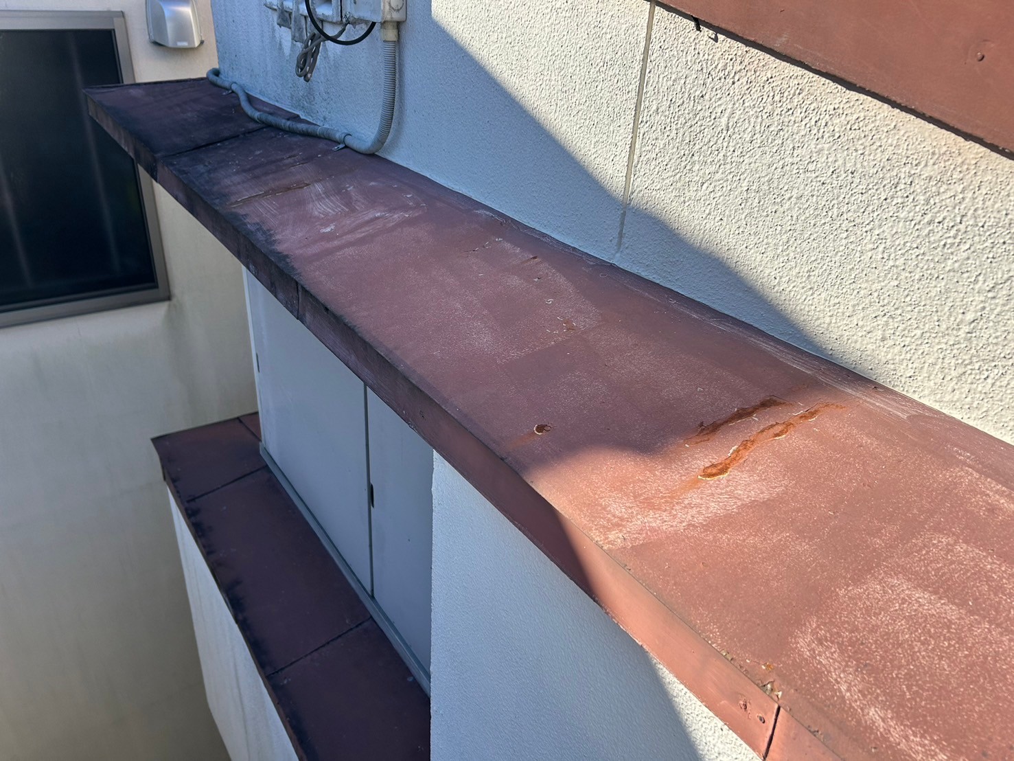 塗装前の窓庇の様子です。