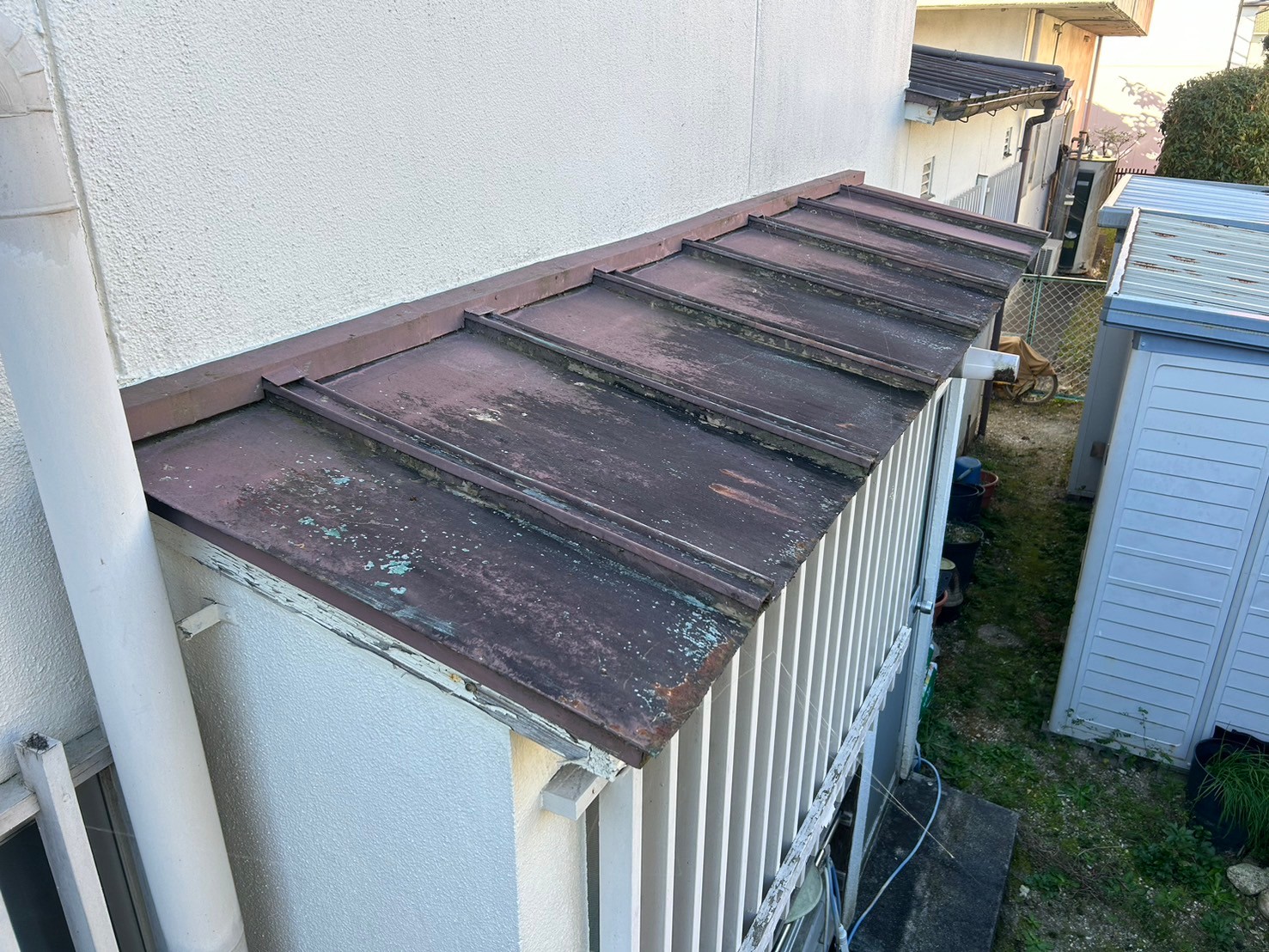 塗装前の窓庇の様子です。