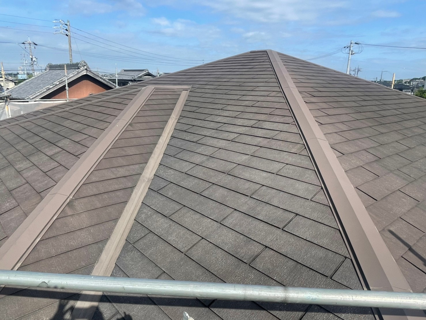 【屋根施工前】瓦や庇板金にクラック、チョーキング等が発生。