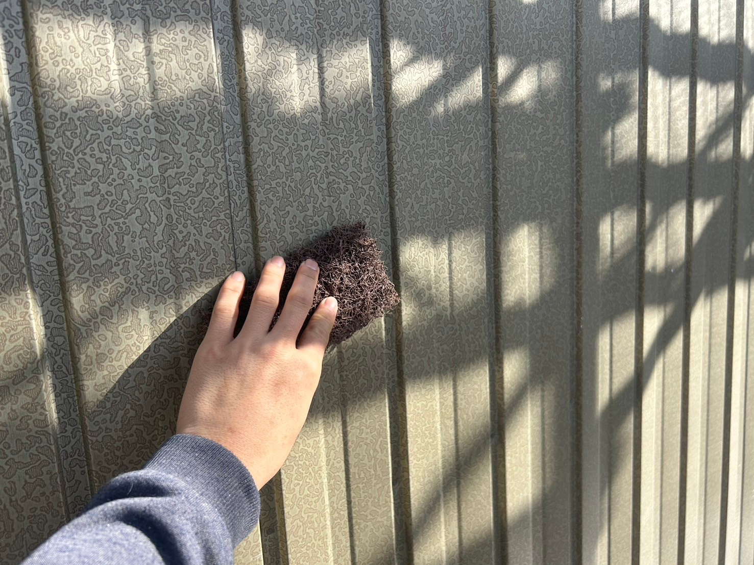 ケレン作業で錆や汚れを落としています。