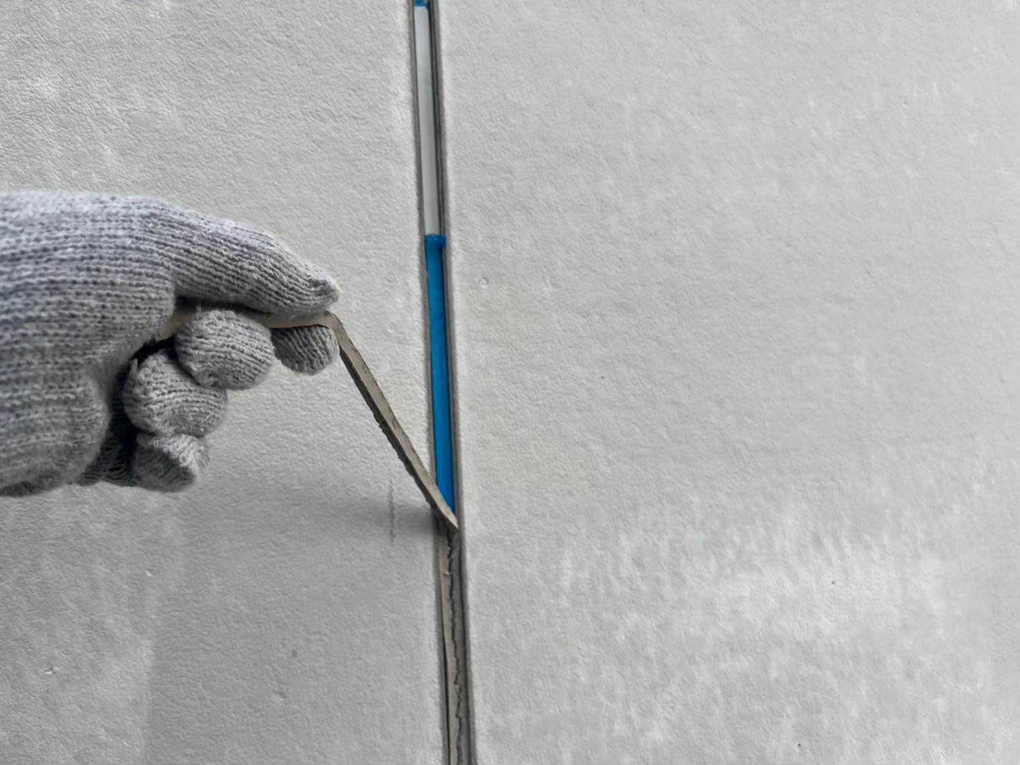 劣化したシーリングを撤去しています。