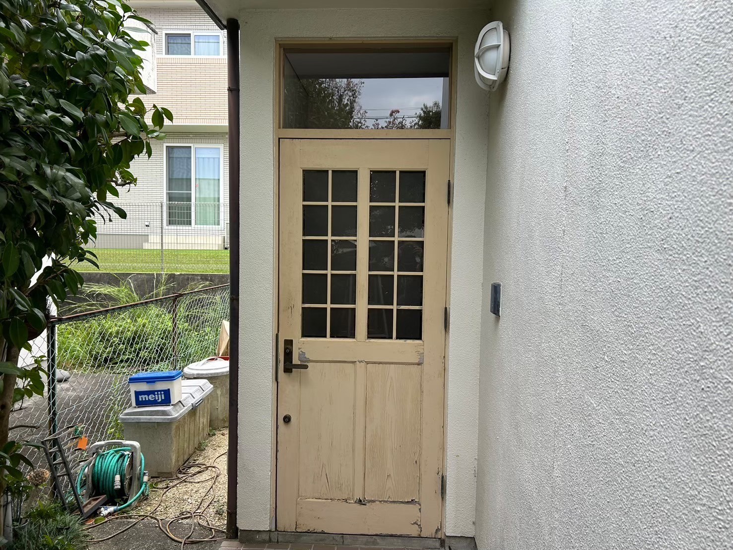 施工前の玄関扉様子です。