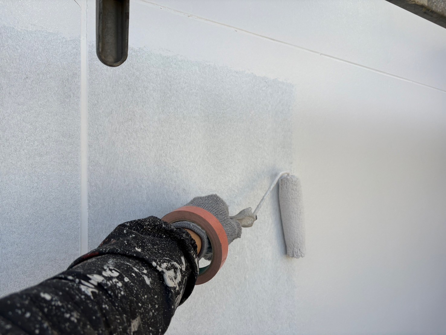 【外壁】下塗り作業後、中塗り作業をしています。