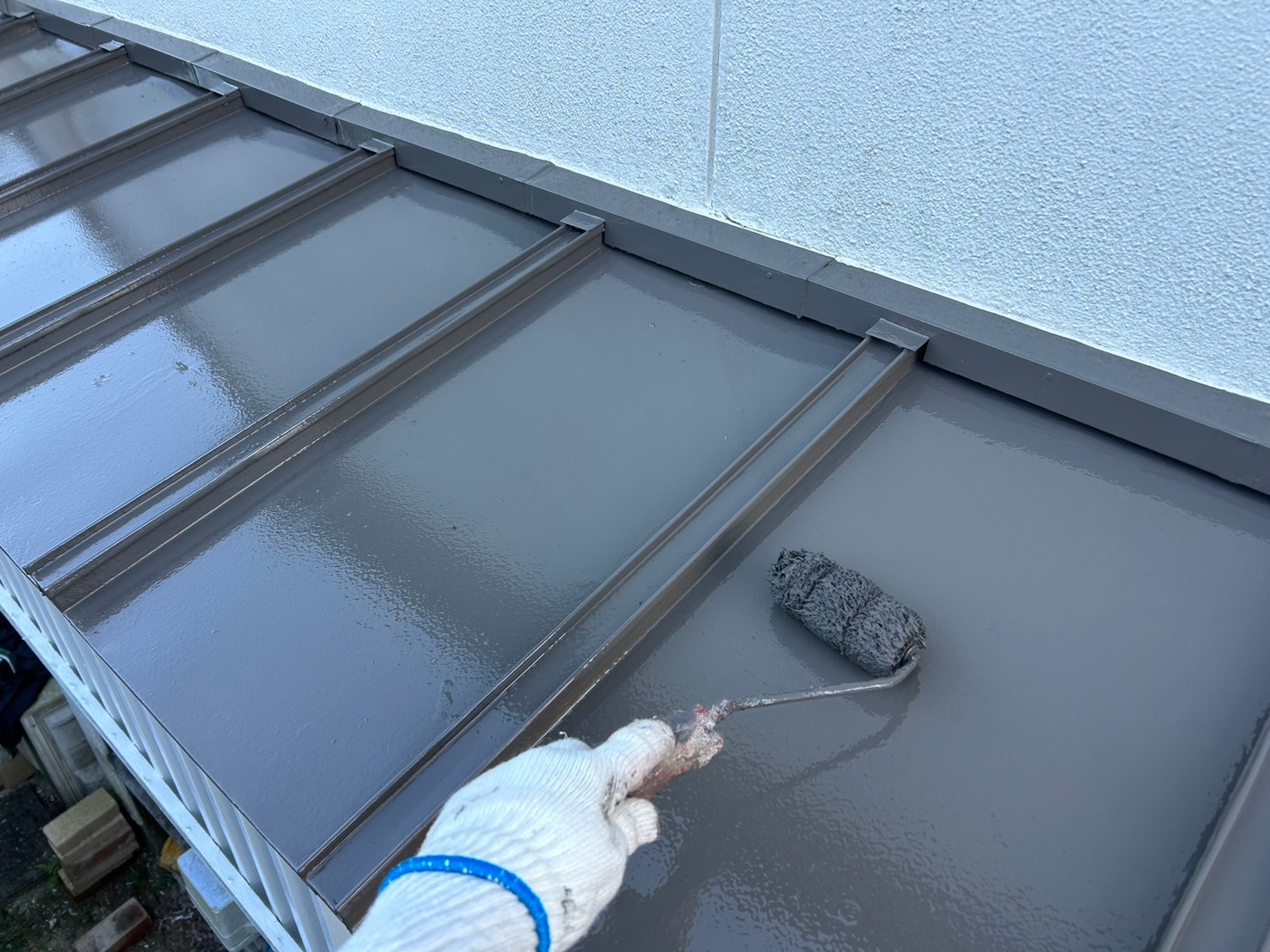 中塗り作業後、上塗りを塗装しています。