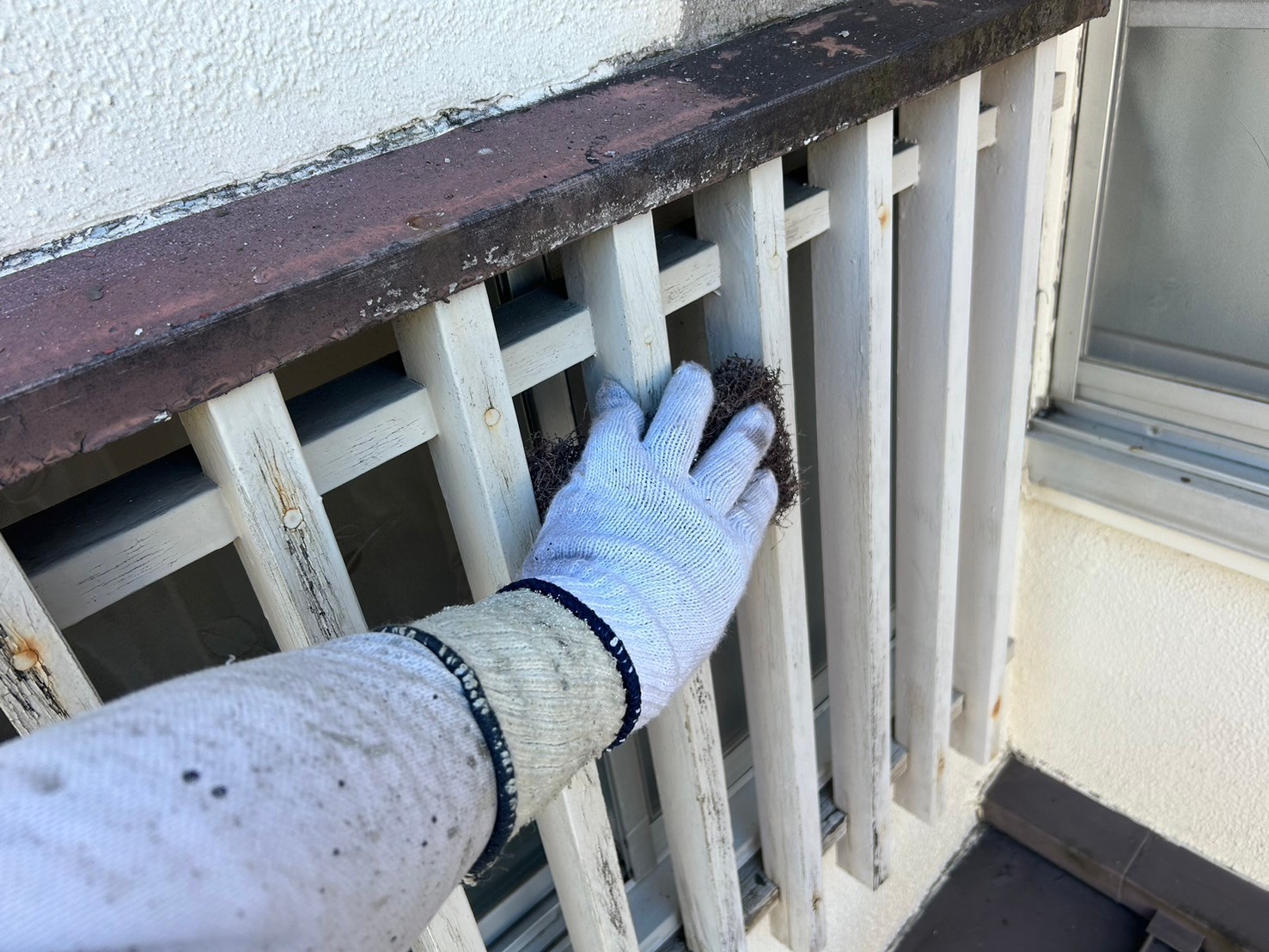 ケレン作業で錆や汚れを落としています。