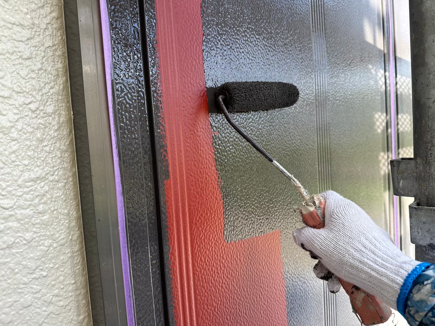 【雨戸】下塗り後、中塗りを塗っています。