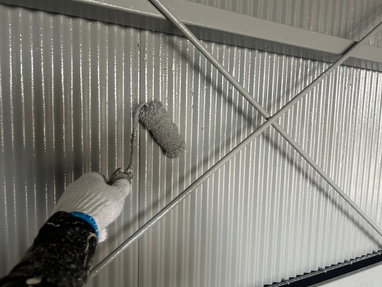 【トタン外壁】上塗りを塗っています。