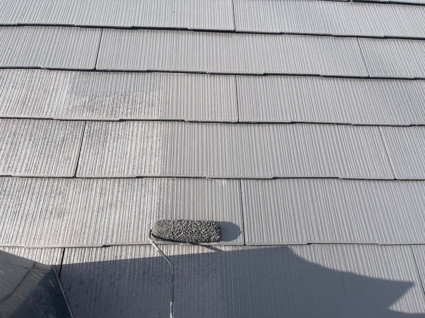 【屋根】中塗り作業後、上塗り作業をしています。