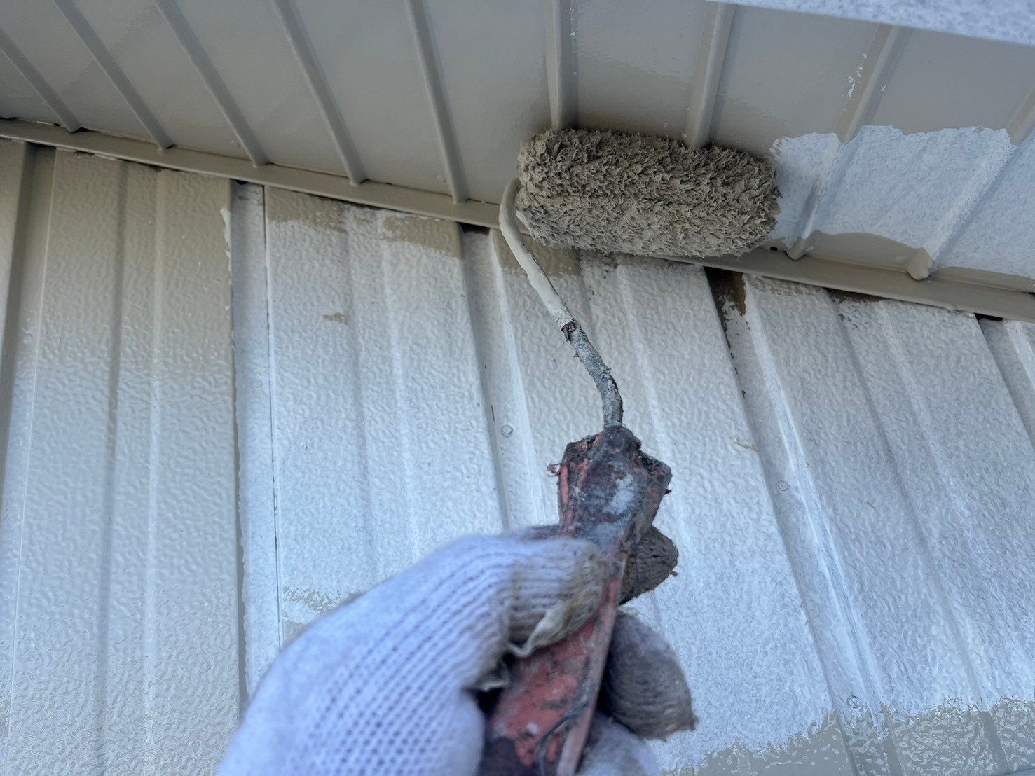 下塗り作業後、中塗りを塗装しています。