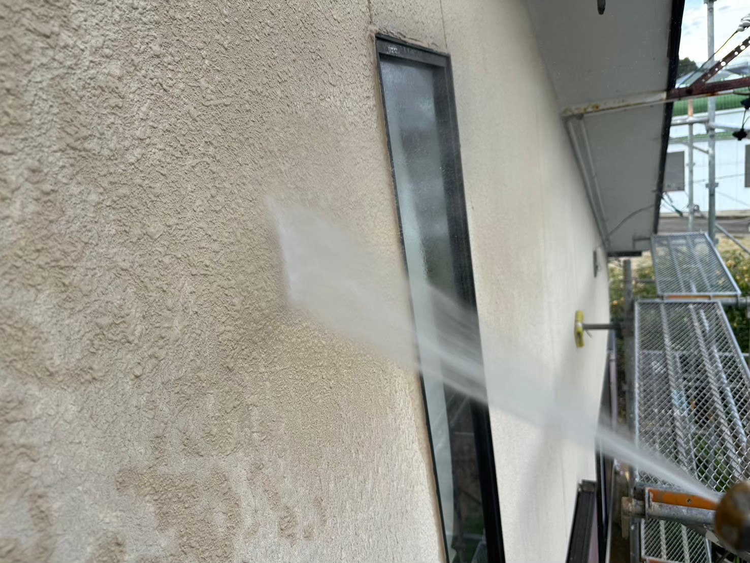 高圧洗浄を行い、塗装前に汚れやコケなどを洗浄しています。