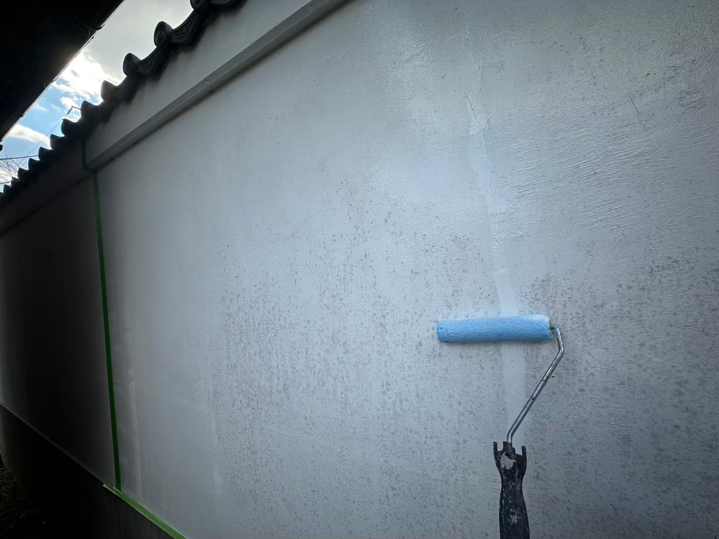 クラック補修後、下塗り(プライマー)を塗っています。