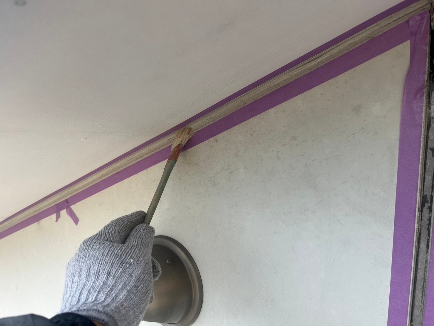 シーリング撤去後、シールプライマーを塗っています。