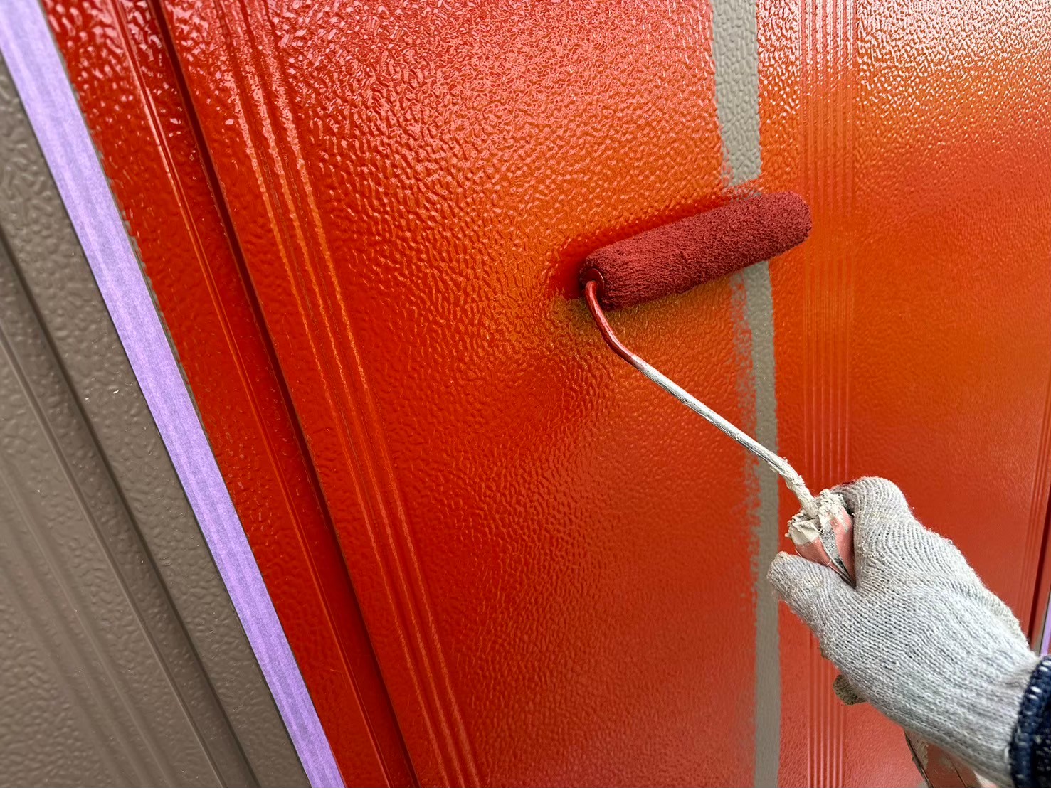 【雨戸】下塗り(サビ止め)を塗っています。