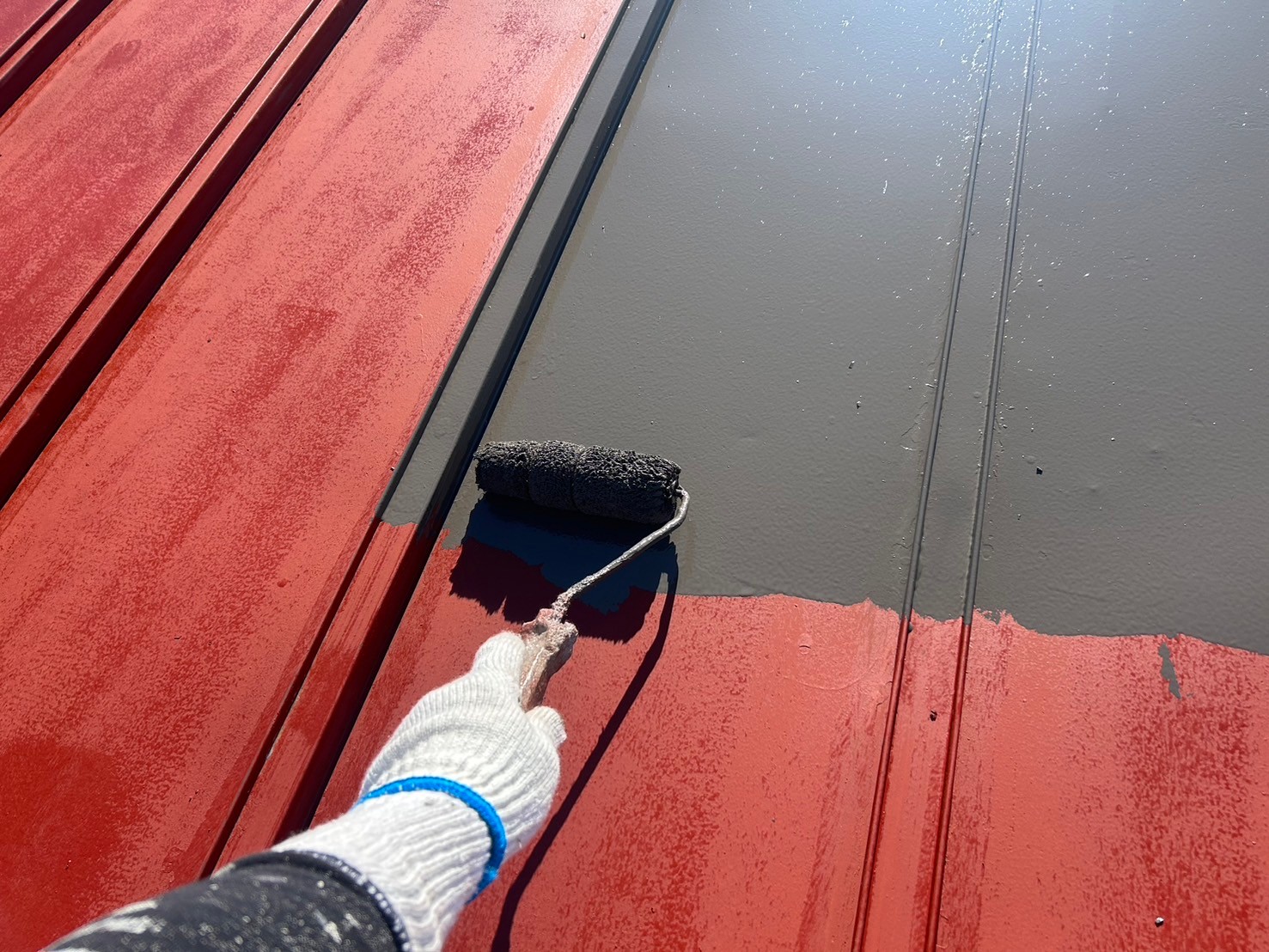 下塗り作業後、中塗りを塗装しています。