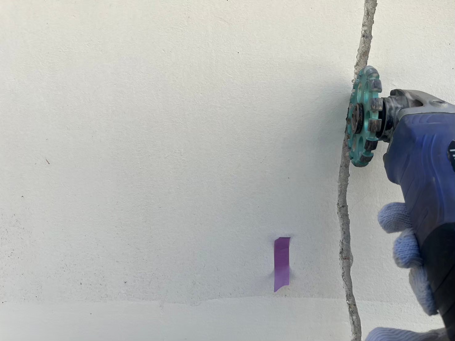 クラック(ひび割れ)が入ってる部分をUカットしています。