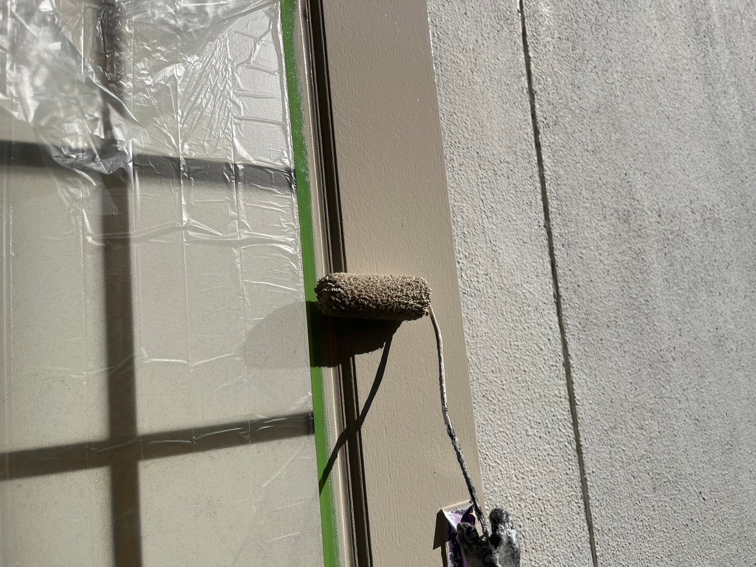 中塗り作業後、上塗りを塗装しています。