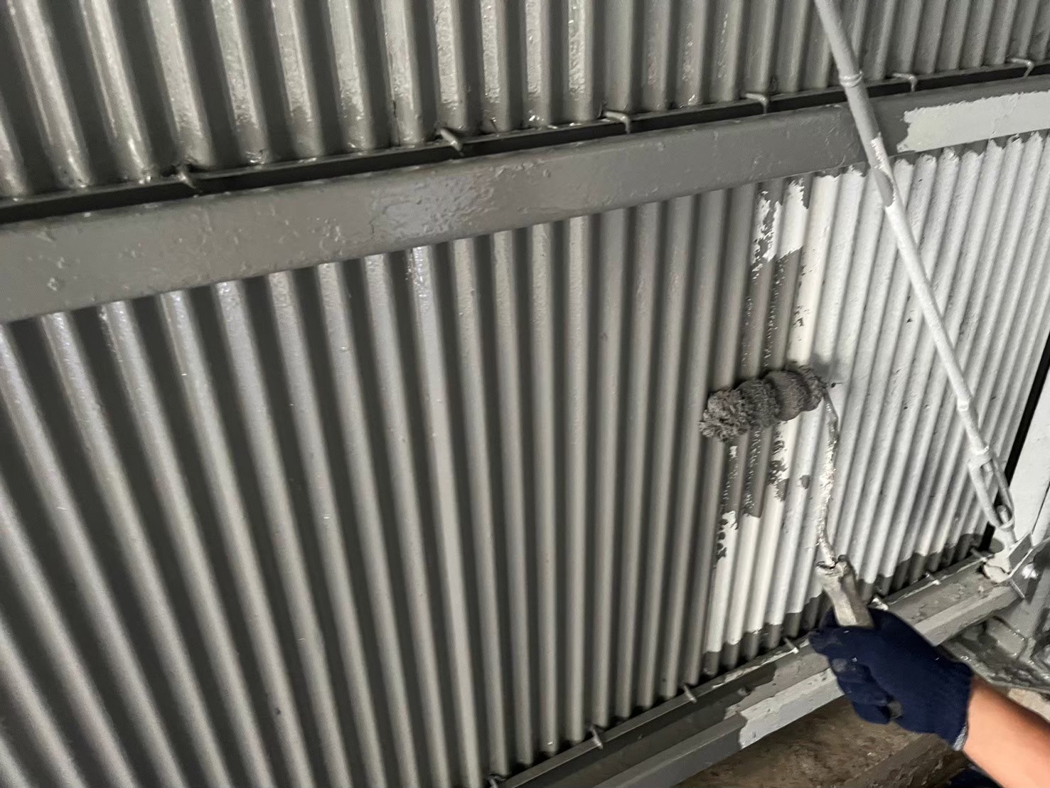 【トタン外壁】中塗りを塗っています。