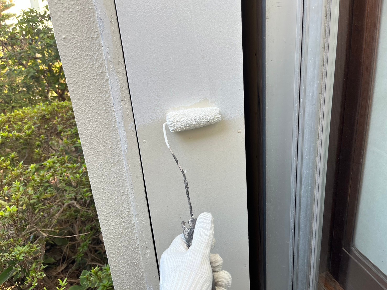 ケレン作業後に下塗り(サビ止め)を行いました。