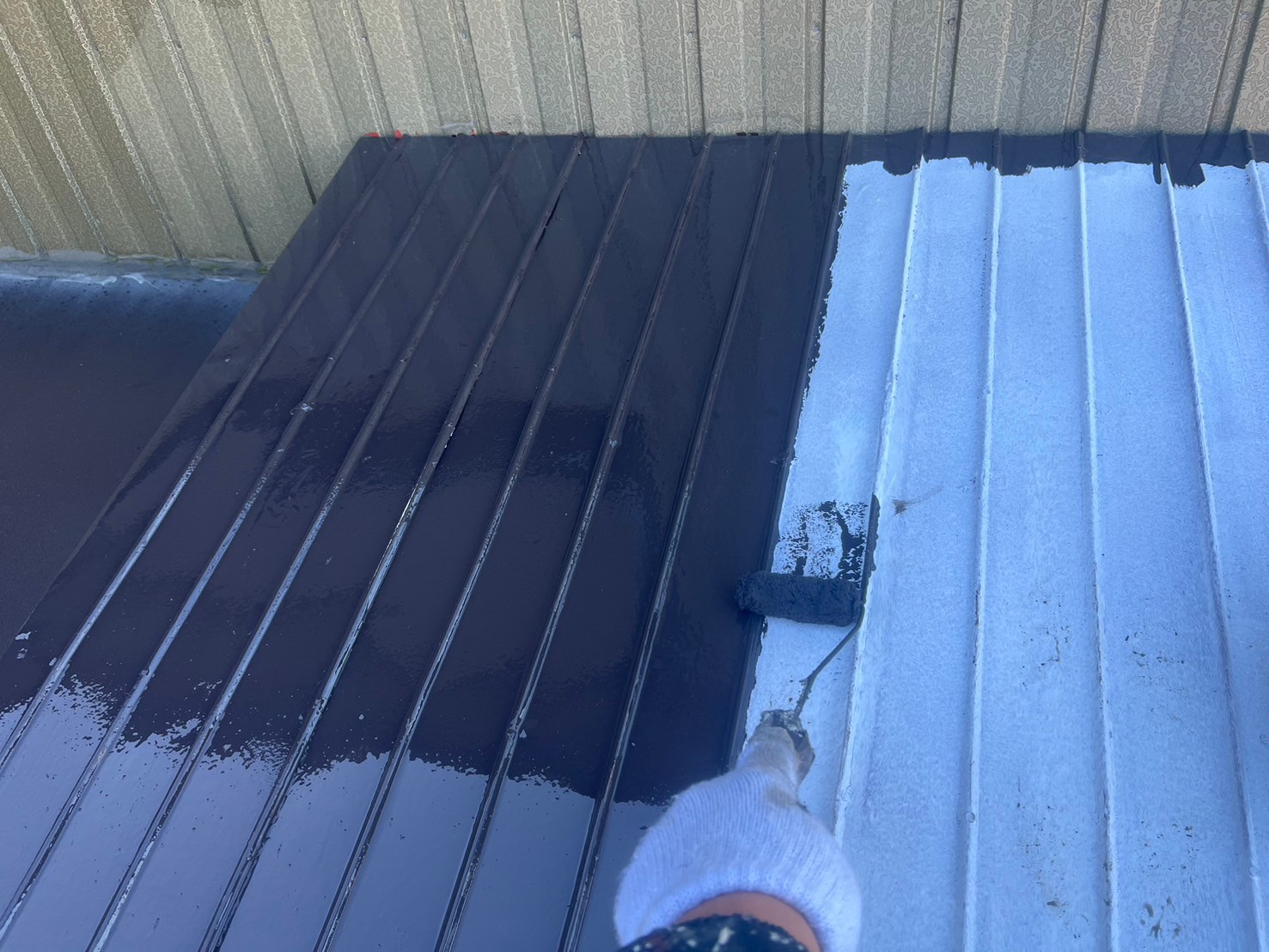 下塗り作業後、中塗りを塗装しています。