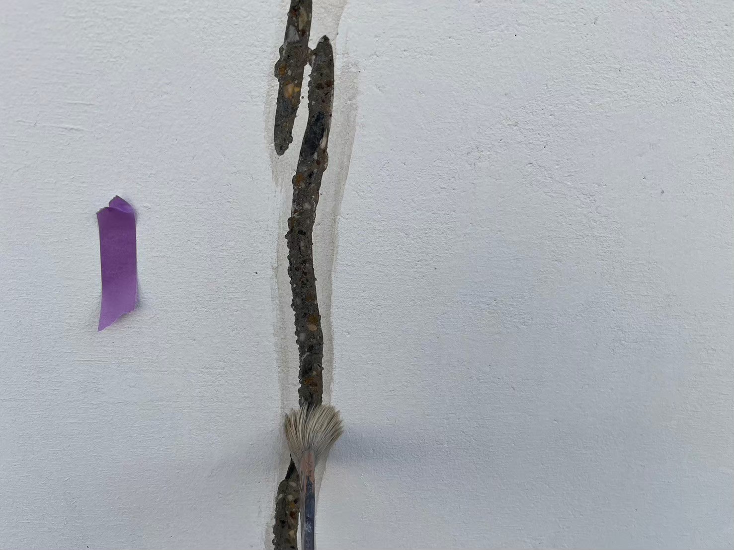 Uカット後シールプライマーを塗っています。