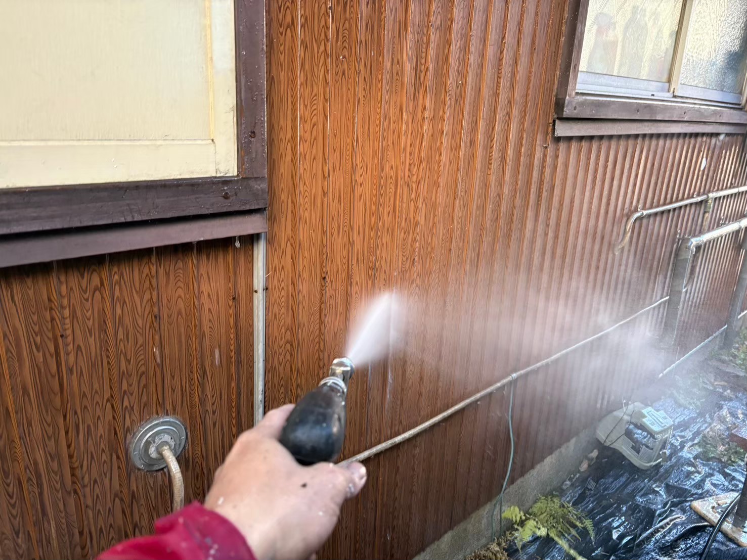 高圧洗浄を行い、塗装前に汚れやコケなどを落としています。