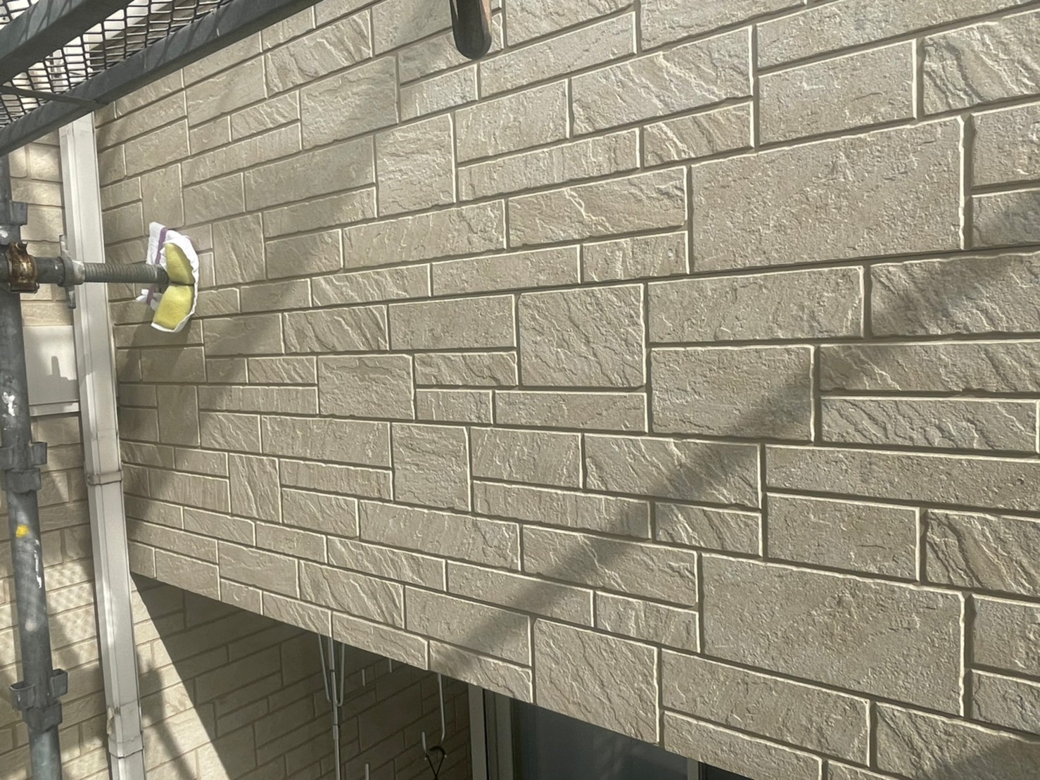 【外壁施工前】クラック、チョーキング等が発生。