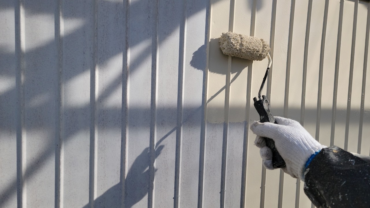 【トタン外壁】中塗りを塗っています。