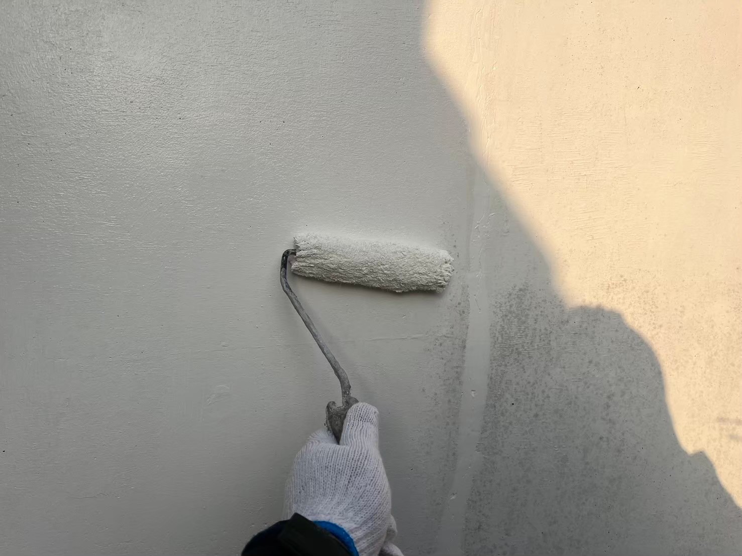 下塗り後、中塗りをしています。