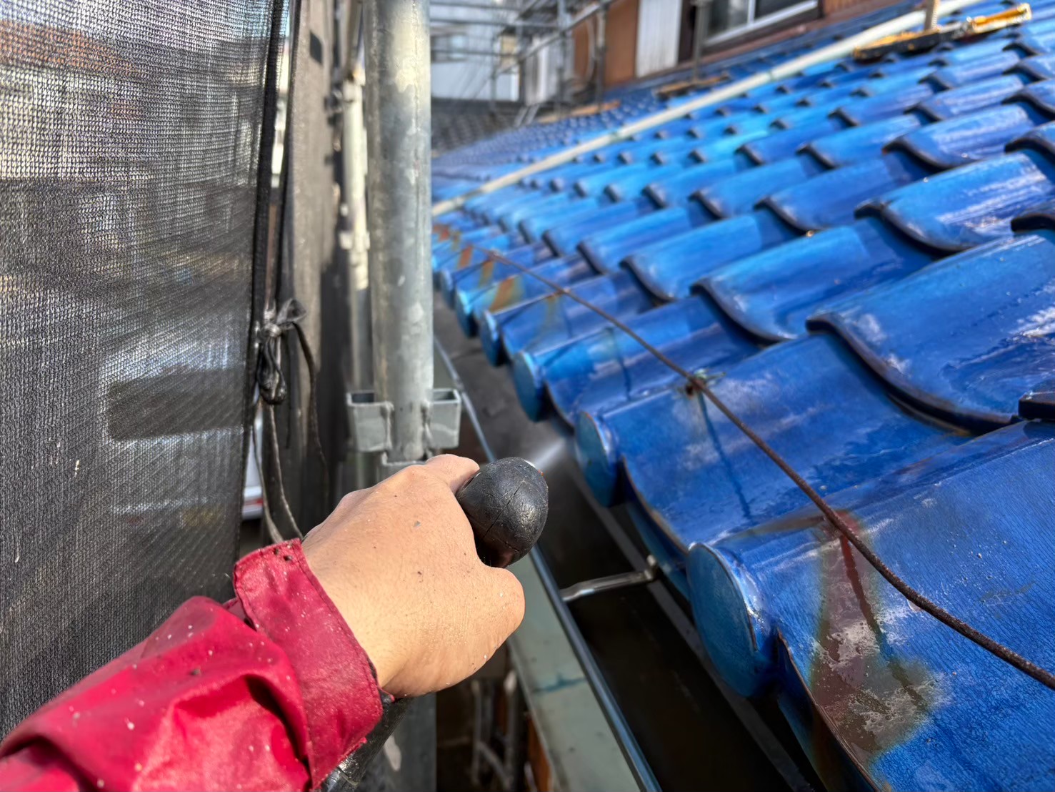 高圧洗浄を行い、塗装前に汚れやコケなどを落としています。