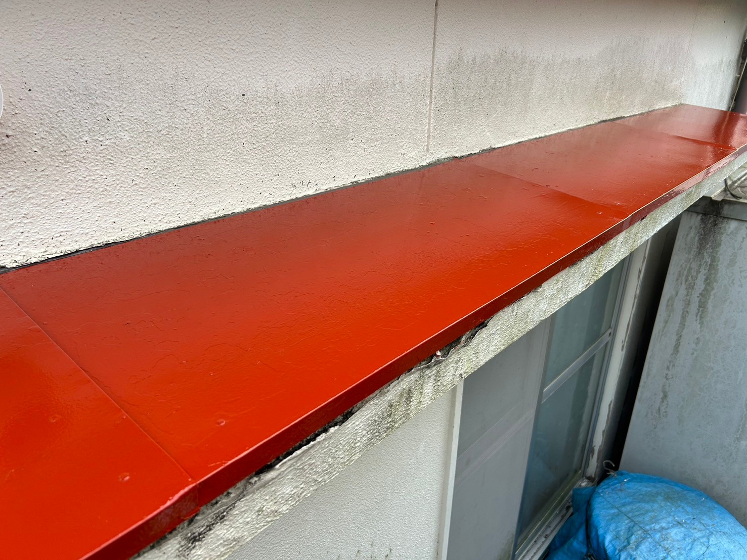 ケレン作業後に下塗り(サビ止め)を行いました。