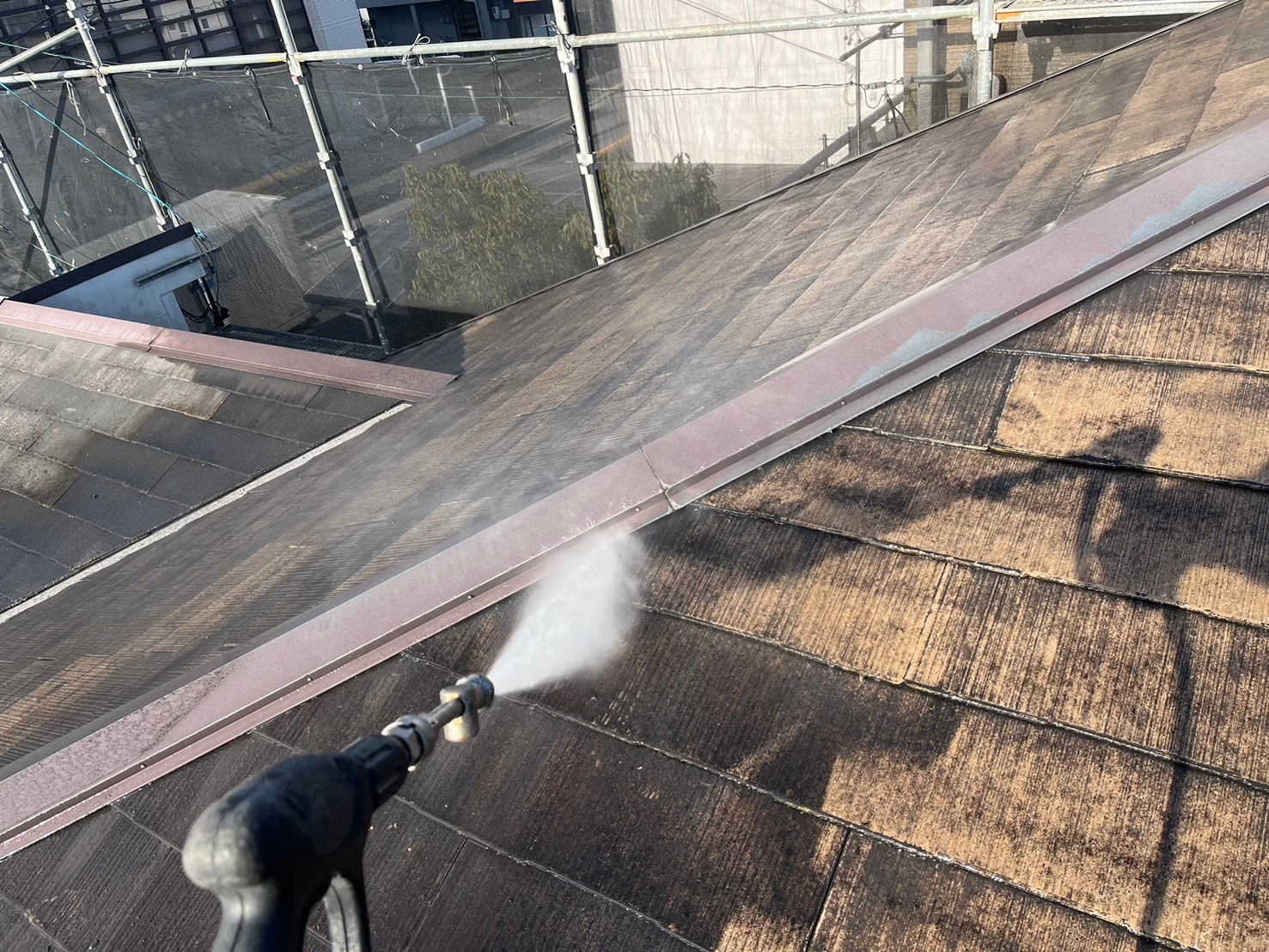 高圧洗浄を行い、塗装前に汚れやコケなどを洗浄しています。