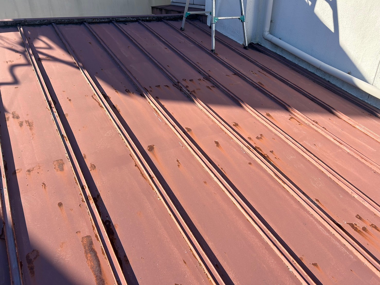 塗装前の屋根の様子です。