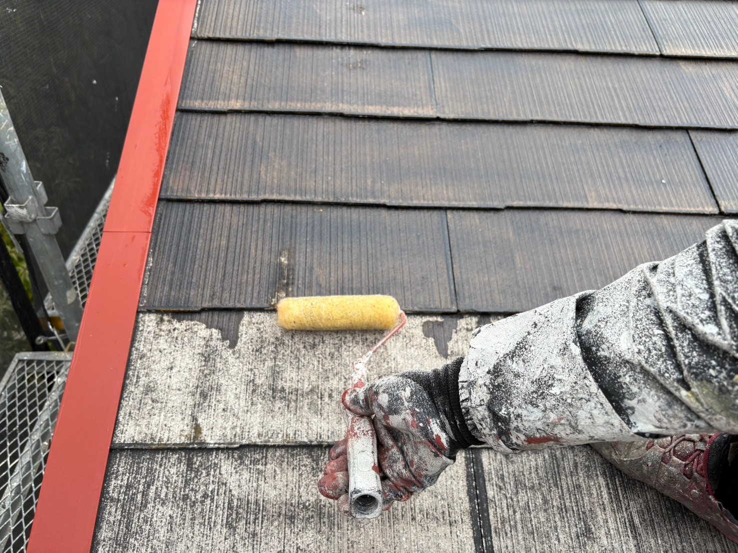 【屋根】下塗り(プライマー)を塗装しています。