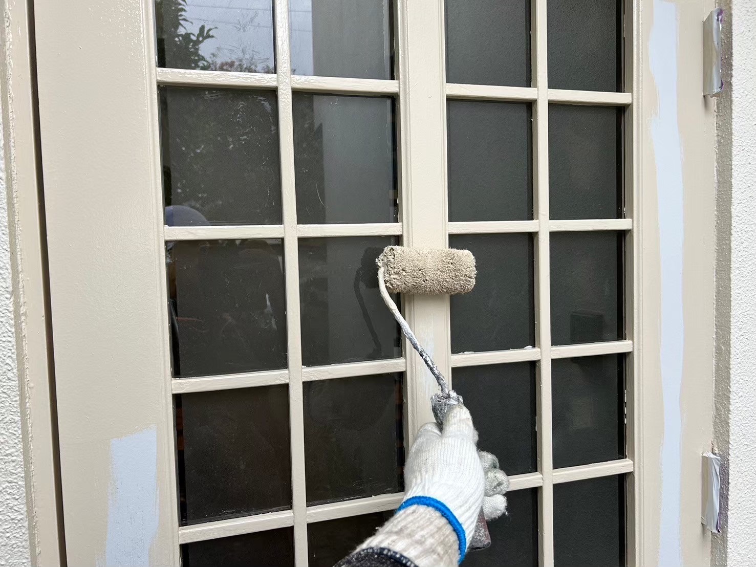 下塗り作業後、中塗りを塗装しています。