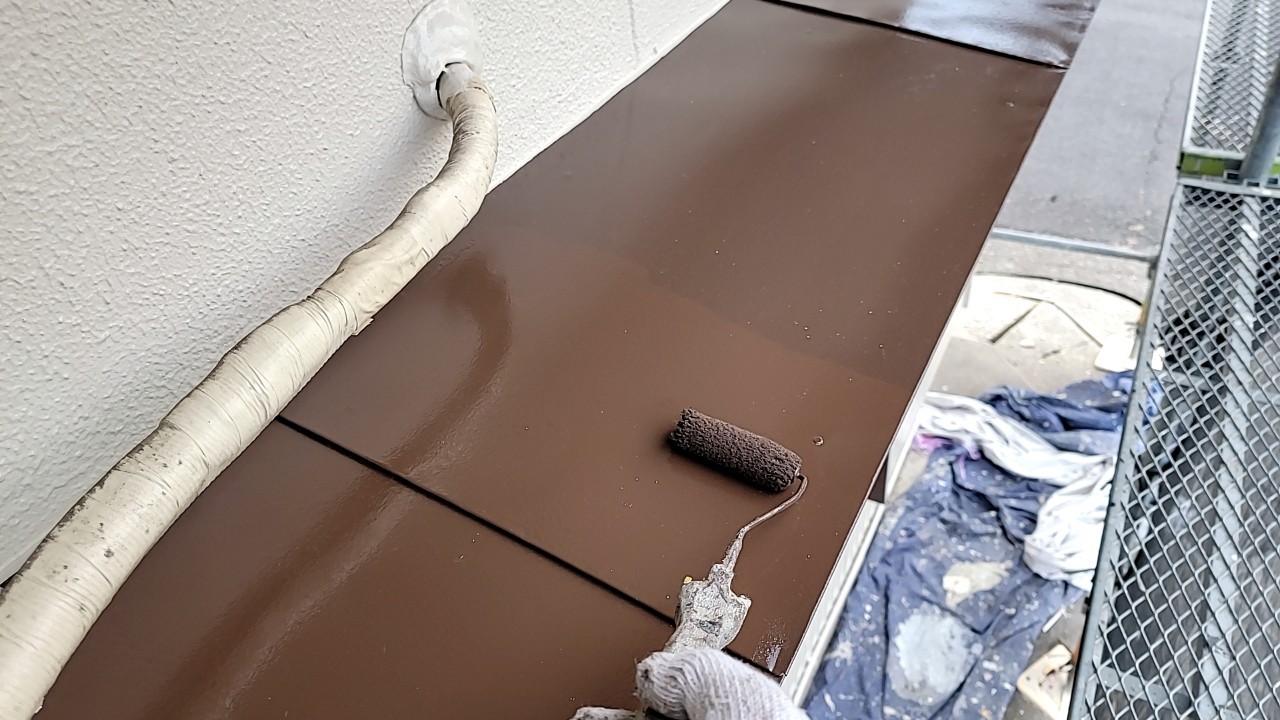 【庇板金】上塗りを塗っています。