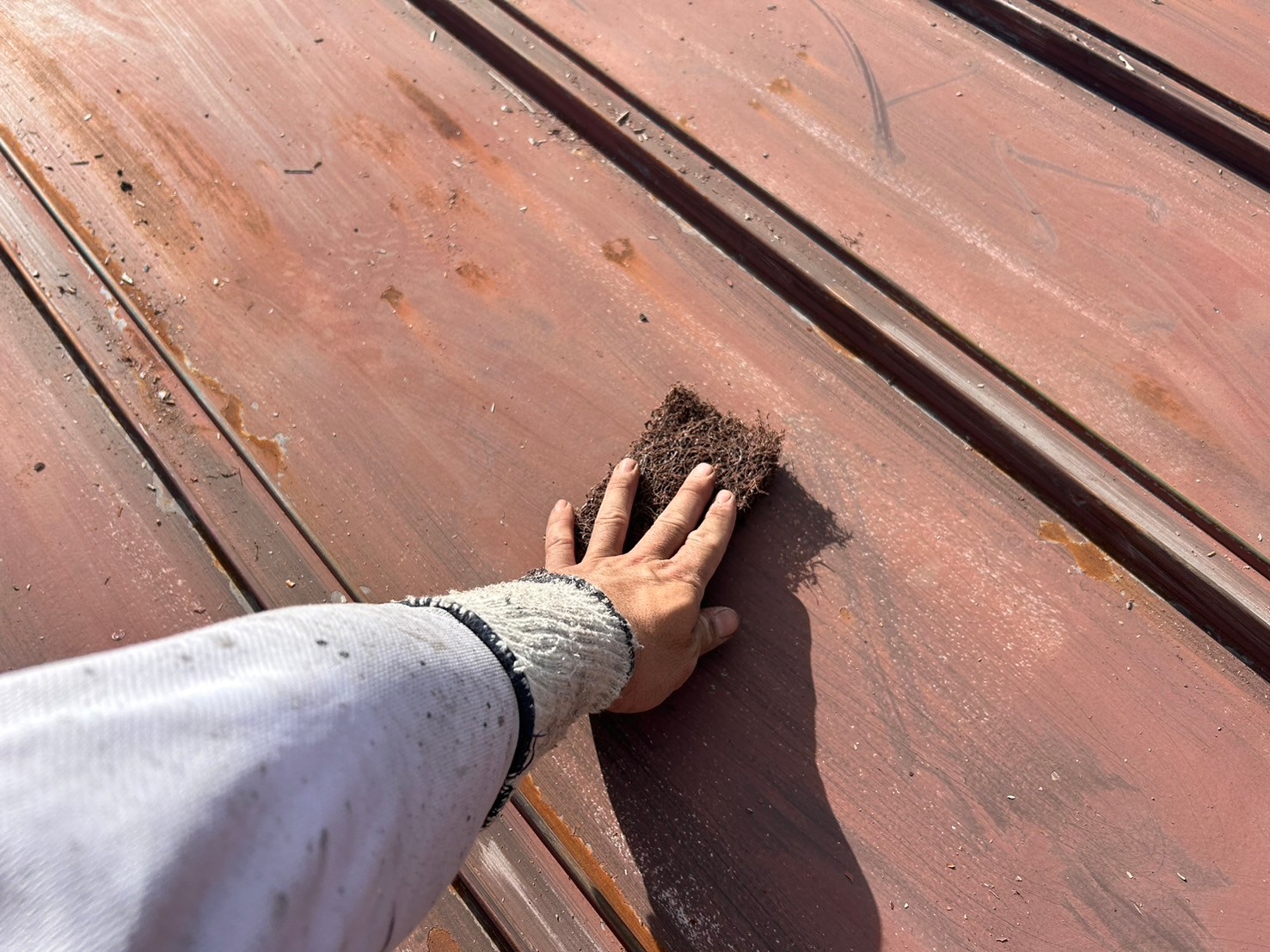 ケレン作業で錆や汚れを落としています。