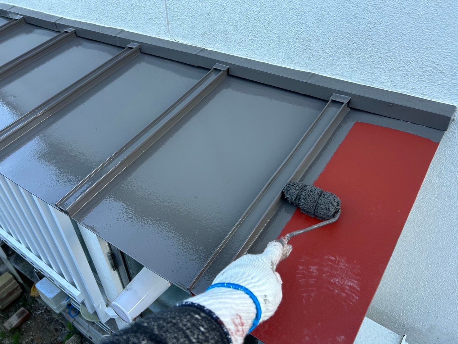 下塗り作業後、中塗りを塗装しています。