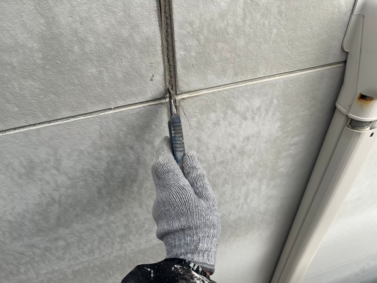 劣化したシーリングを撤去しています。