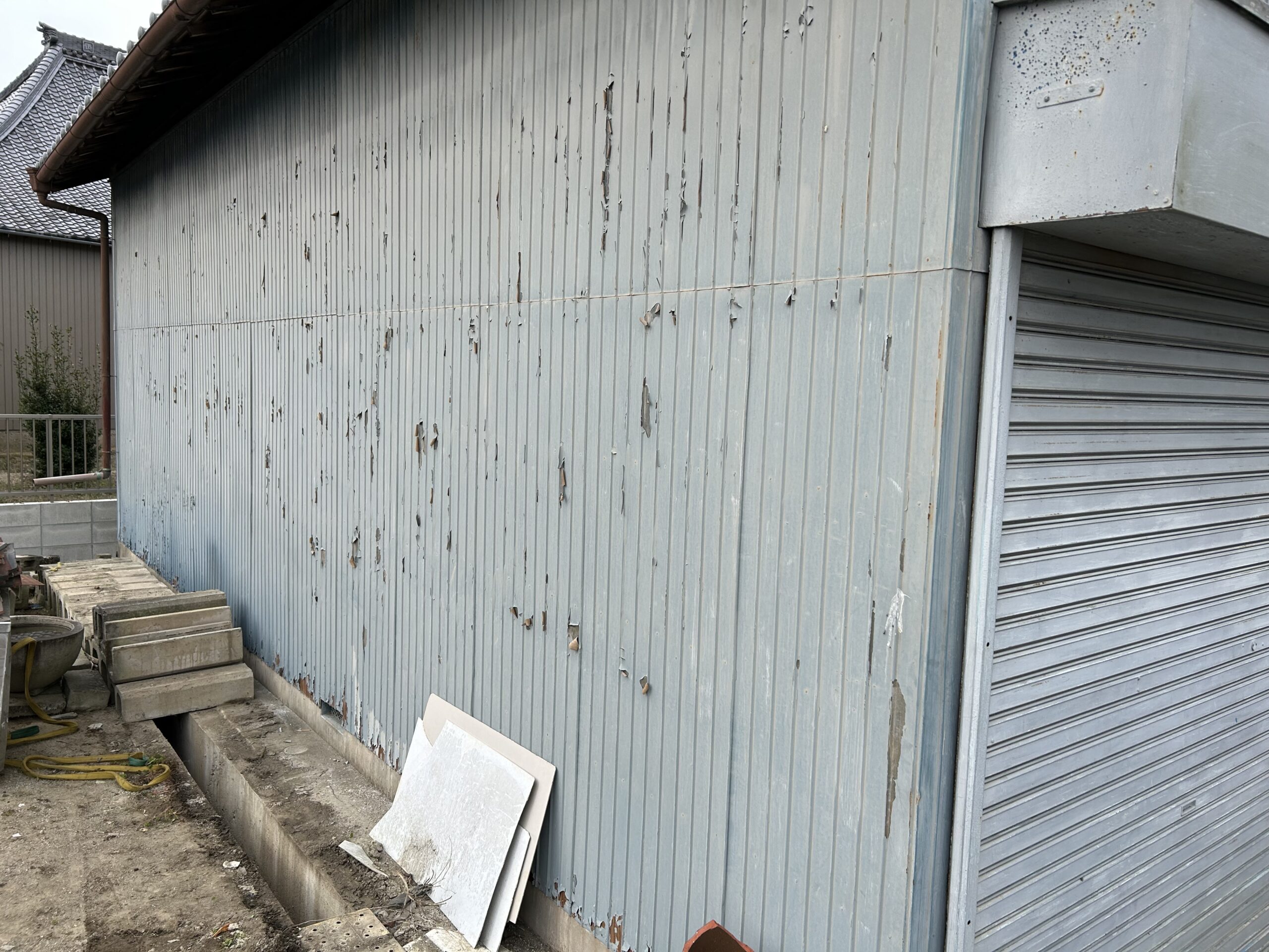 【外壁施工前】塗膜の膨れ、錆が発生。