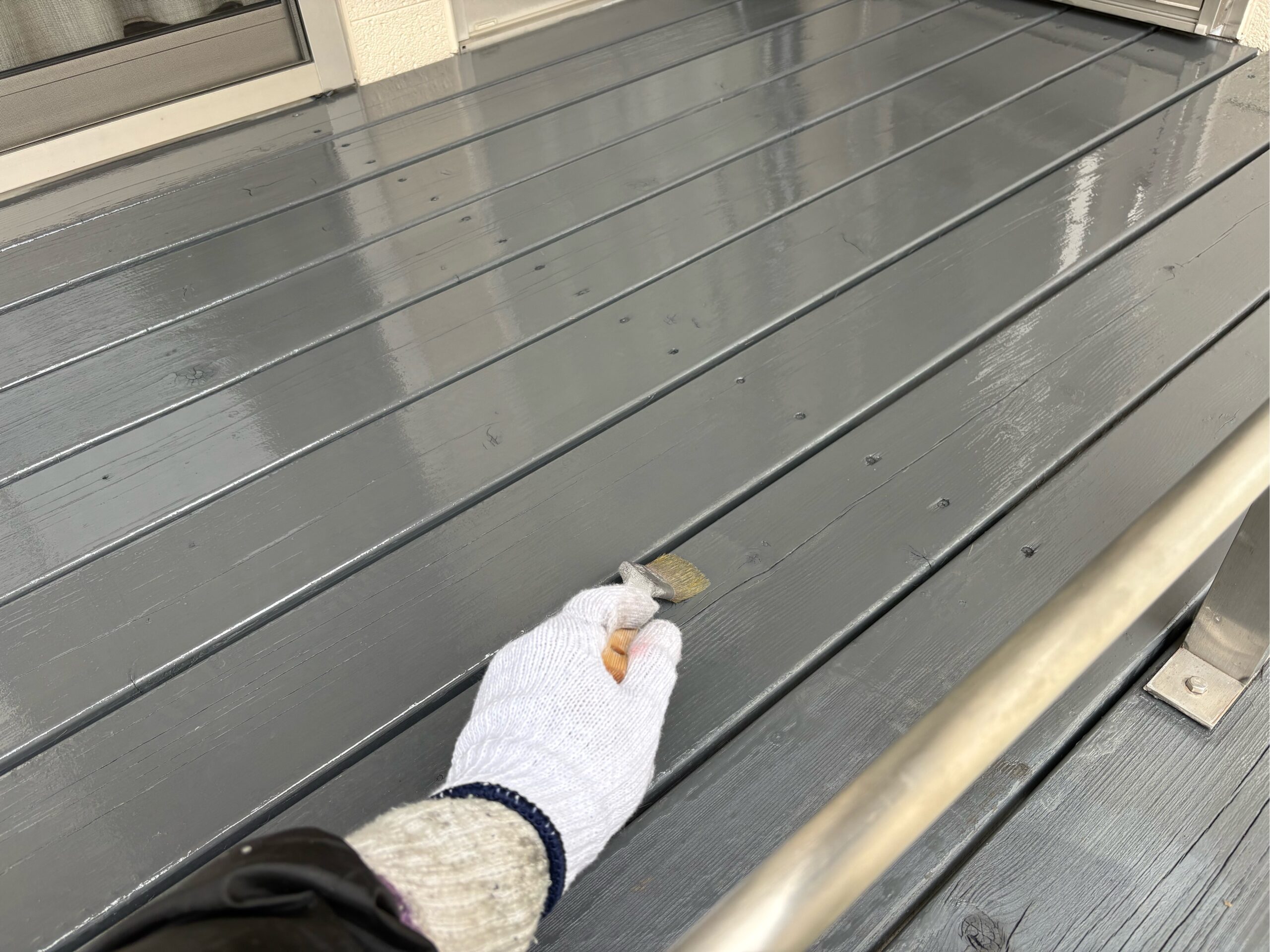 上塗りを塗っています。