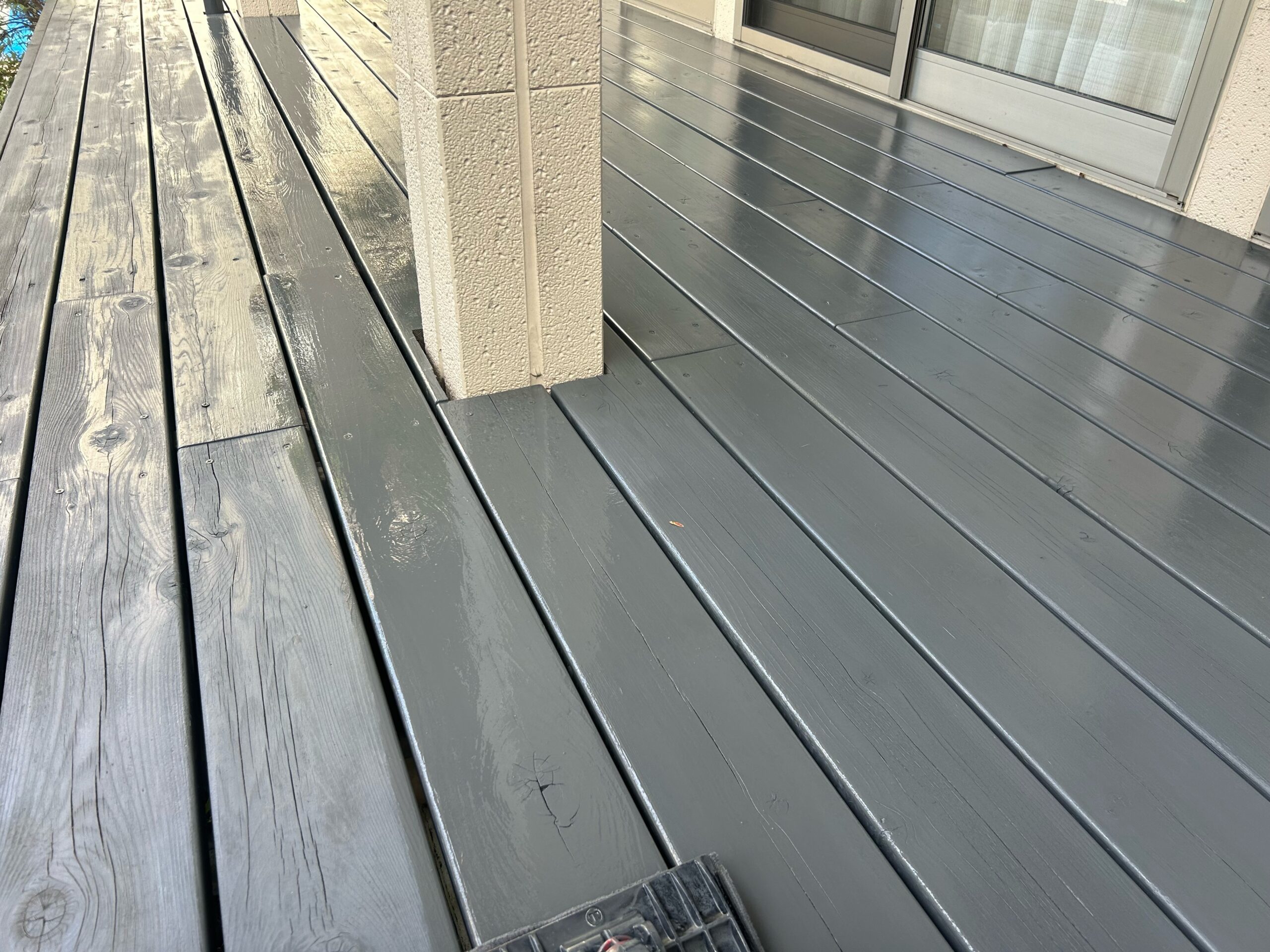 下地処理後、中塗りを塗っています。
