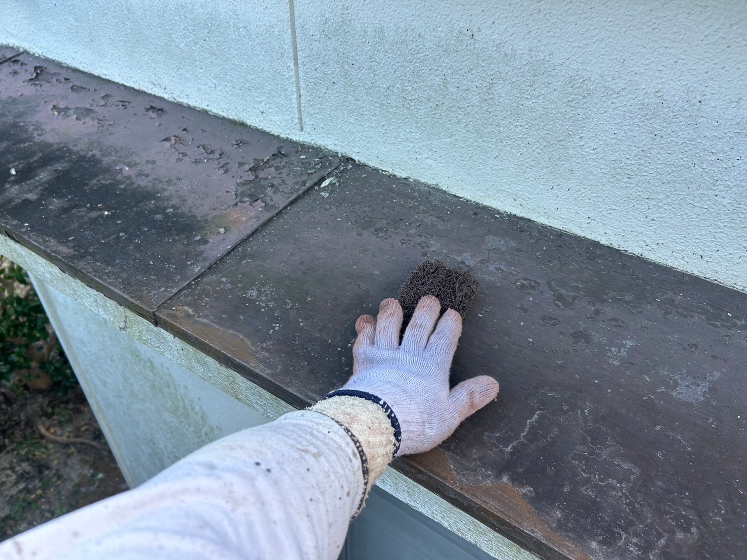 ケレン作業で錆や汚れを落としています。