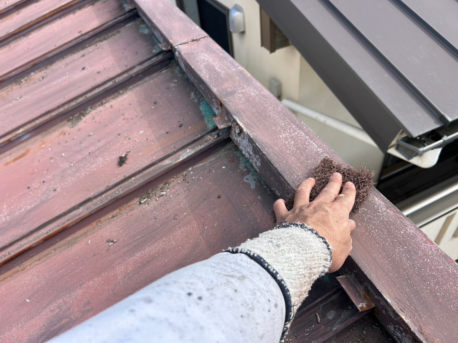 ケレン作業で錆や汚れを落としています。